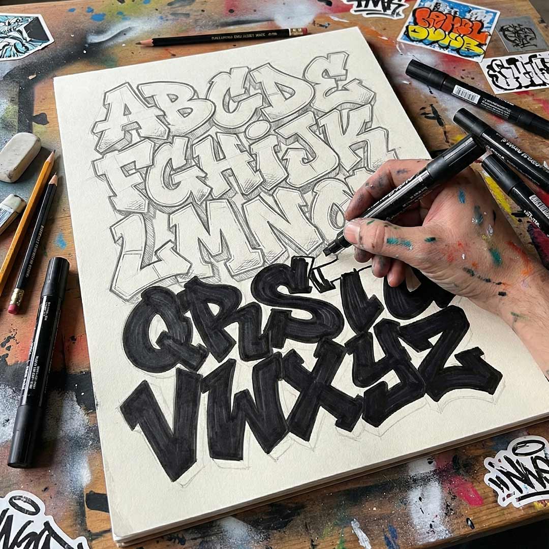 //www.cahiers-creatifs.com/wp-content/uploads/2026/02/graffiti-alphabet.jpg
